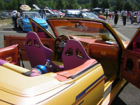 la voiture é équiper d'un kit 